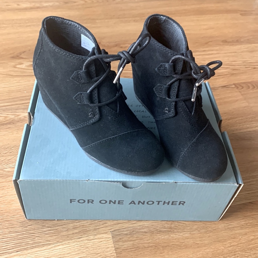 🖤✨Like new Toms kala black suede wedge booties!✨🖤